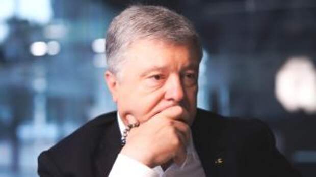 Порошенко увидел “русскоязычных титушек” под своим домом