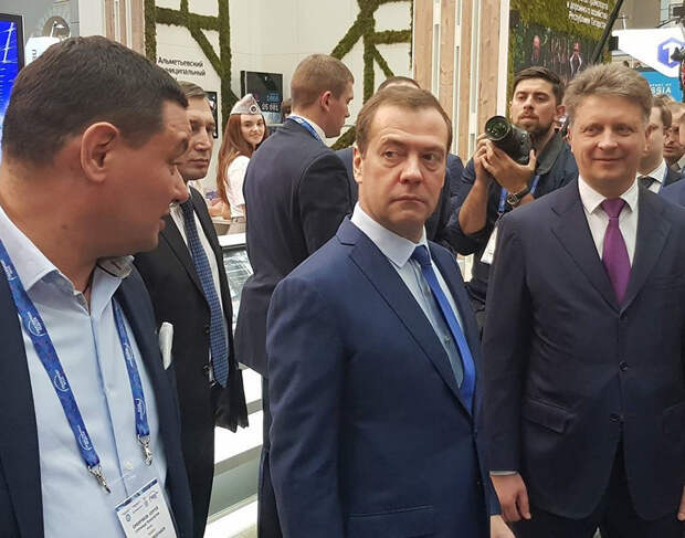 Среди высоких гостей, которые лично увидели юникар и делегацию SkyWay были премьер-министр России Дмитрий Медведев, вице-премьер Игорь Шувалов и министр транспорта Максим Соколов