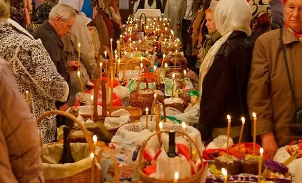 В какое время светят куличи. Освящение куличей в церкви. Пасха храм. Освящение куличей на Пасху. Освящение куличей и яиц в церкви.