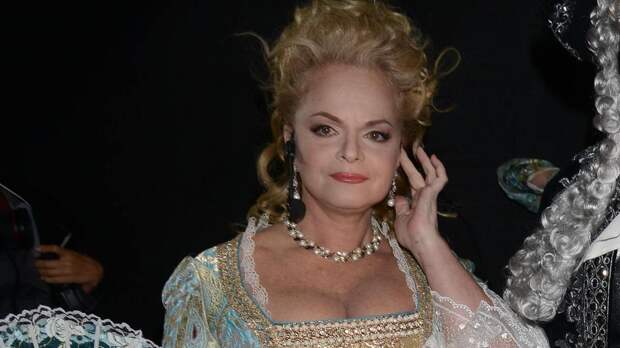 Адвокат объяснила, почему Лариса Долина не платит налоги за особняк в Подмосковье