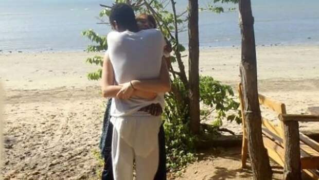 Фото: Снимок обнимающейся пары запутал пользователей соцсетей Снимок обнимающейся пары запутал пользователей соцсетей