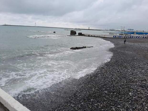 «Закалял детей»: мужчина в Сочи погружал ребенка в ледяную морскую воду