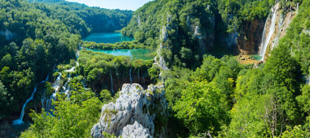 Клуб путешествий Павла Аксенова. Хорватия. Plitvice Lakes National Park (Croatia) panorama. Фото wildman - Depositphotos