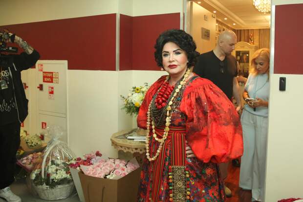 Надежде Бабкиной стало плохо на сцене во время гастролей