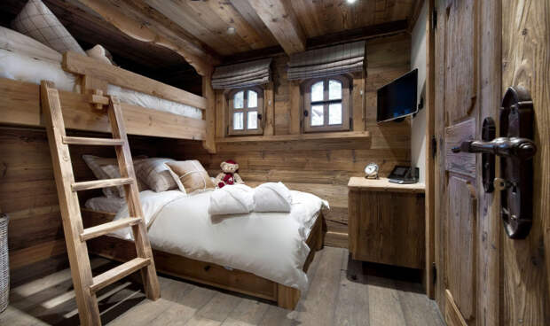 Спальня в стиле минимализма в загородном доме. 