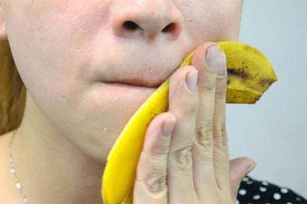 Банановая кожура поможет при синяках и царапинах. /Фото: i.ytimg.com