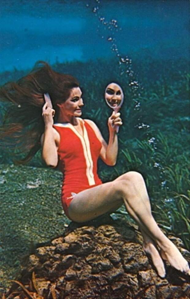 Реклама водного шоу русалок, проходящего в парке развлечений «Weeki Wachee Springs» во Флориде.