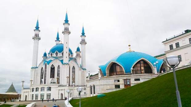 Мечеть. В мечети Кул-Шариф могут одновременно молиться 5 тысяч человек, а на площади перед мечетью разместятся еще 10 тысяч верующих. Фото автора