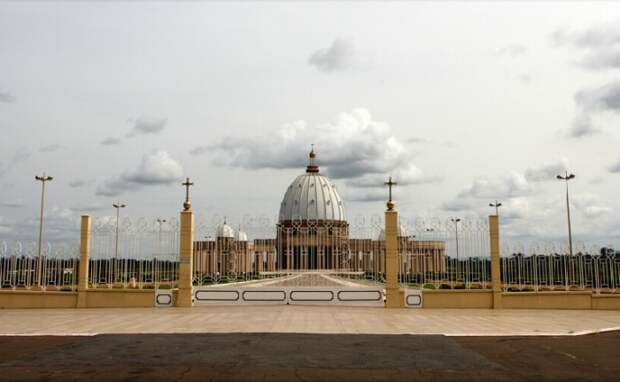 Теперь вся территория храмового комплекса Basilica Notre Dame de la Paix окружена кованым забором (Кот-д'Ивуар). | Фото: failedarchitecture.com. Теперь вся территория храмового комплекса Basilica Notre Dame de la Paix окружена кованым забором (Кот-д'Ивуар). | Фото: failedarchitecture.com.