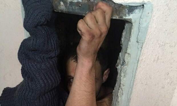 застрял в мусоропроводе