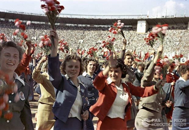 Открытие VI Всемирного Фестиваля молодежи и студентов на стадионе Лужники 28 июля 1957 года