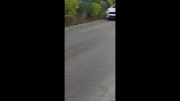 Полиция Сочи начала проверку из-за видео, на котором мужчина окунает детей в ледяную воду.