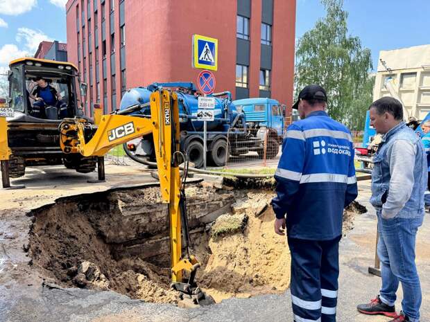 Провал трубопровода на улице Ковалихинской устранят сегодня до конца дня