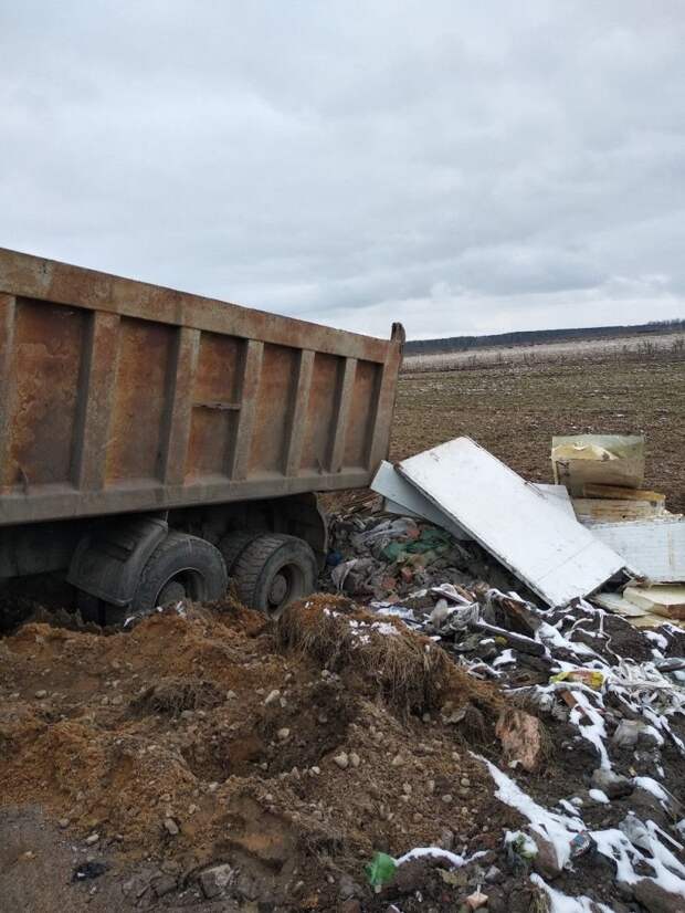 Аааа, влип очкарик! В Петербурге водитель самосвала сбрасывал мусор на обочину и застрял авто, быдло, грузовик, карма, мусор, свалка