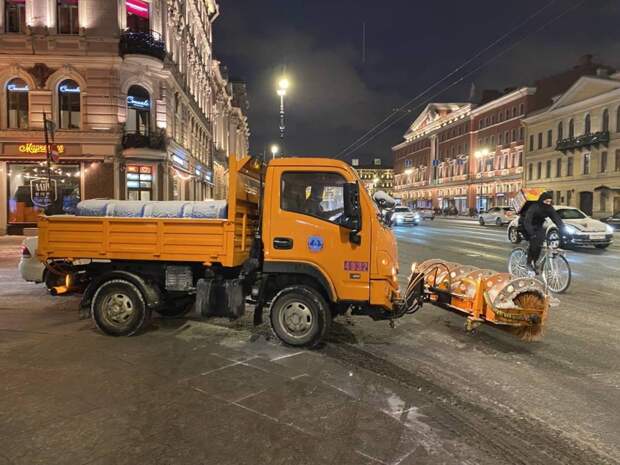 Неубранный город смертельно опасен: трое петербуржцев погибли в ЧП, связанных со снегом