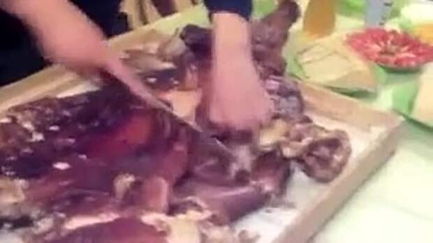 В стиле Цеповяза: заключеные колонии из Кузбасса устроили пир с деликатесами