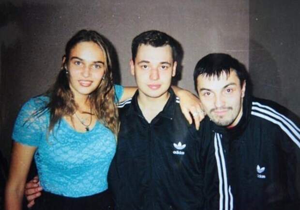 12. Группа "Руки Вверх" с фанаткой, 1998 год