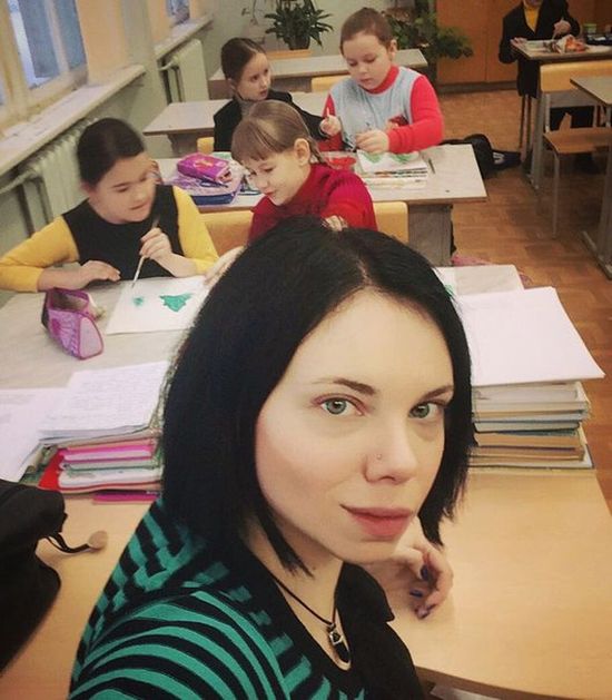 В Подмосковье учительница оказалась в центре скандала из-за фотографий в соцсети (8 фото)