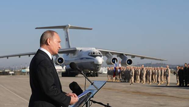 Владимир Путин во время посещения авиабазы Хмеймим в Сирии. 11 декабря 2017 Владимир Путин во время посещения авиабазы Хмеймим в Сирии. 11 декабря 2017