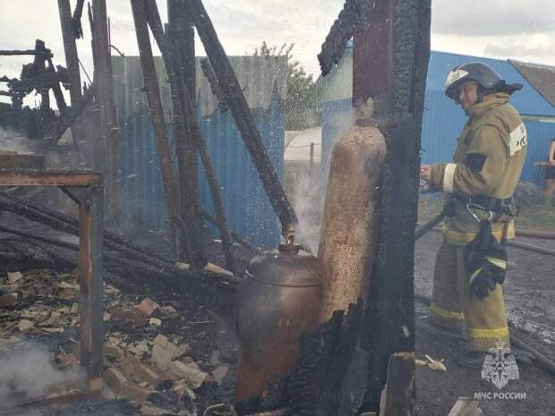 В Орловской области пожар в гараже чуть не привёл к взрыву трёх баллонов с газом