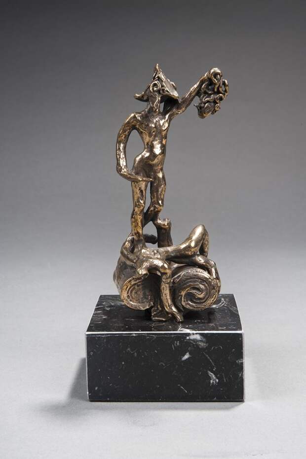 Скульптура Персей - автор Сальвадор Дали