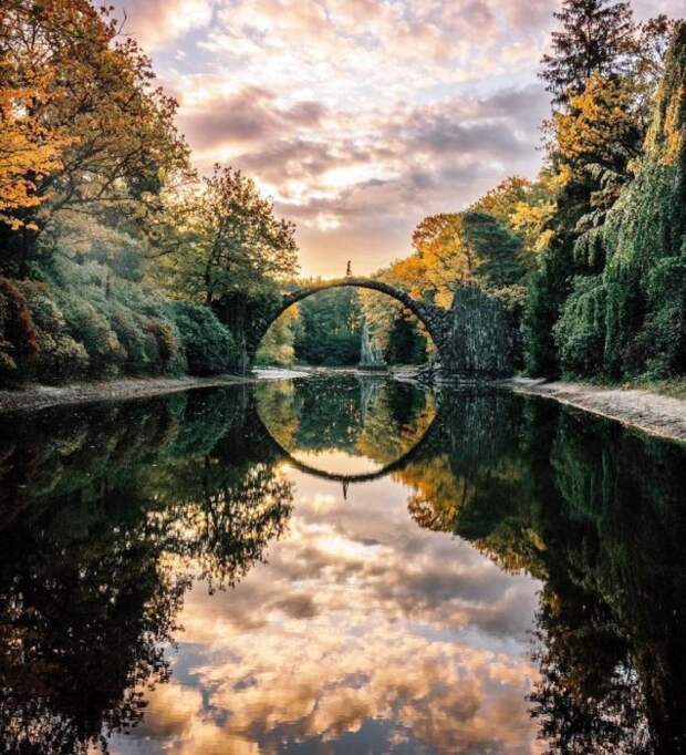 При определенном текущем уровне воды в озере появляется отражение дуги моста, которые и образовывают идеально правильный круг (мост Ракотцбрюке, Германия). | Фото: forfun.com.