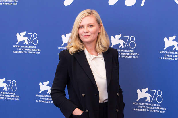 Актрису Кирстен Данст засняли в порванной юбке на вечеринке