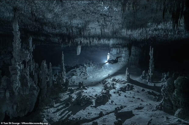 Подводная пещера Sistema Sac Actun у полуострова Юкатан в Мексике