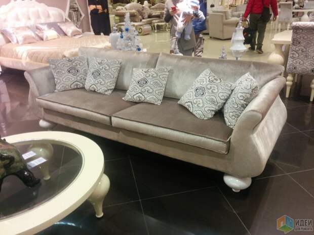 Этот диван позиционируется как сделанный в Италии