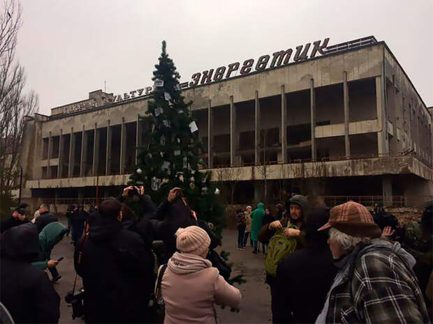 Блог - В «мертвом» городе Припять появилась новогодняя елка В «мертвом» городе Припять появилась новогодняя елка