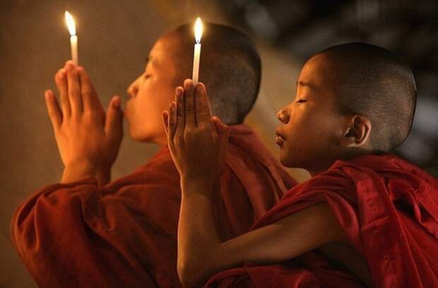 Буддизм — одна из старейших мировых религий, которая возникла еще в VI веке до н.э. Основал эту религию принц Сиддхартха Гаутама, который потом получил новое имя — Будда, что означает «Просветленный». Основным учением является Карма, т.е. все твои поступки зачтутся тебе в следующий жизни, когда ты переродишься, так что Буддист должен быть в состоянии покоя и не делать никому зла. 