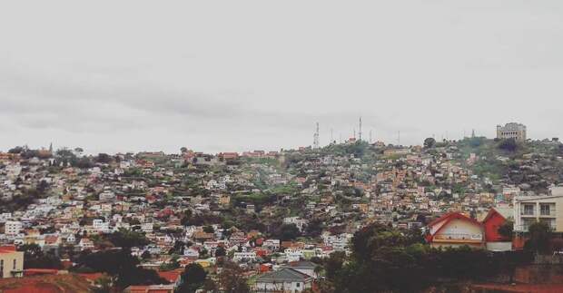 Сейчас в городе большинство зданий сложено из кирпича. Хотя по большей части Антананариву состоит из малоэтажных строений Антананариву, африка, беднейшие страны, города Мадагаскара, мадагаскар, путешествие, столица Мадагаскара, столицы