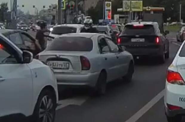 На Ботанической мотоциклист врезался в отрытую дверь автомобиля