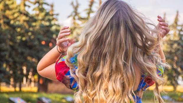Блогер показала неожиданный способ завивки волос и прославилась в Сети