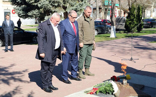 Цветы на братских могилах и слова о единстве в Страстную неделю: как Оргеев почтил память красноармейцев