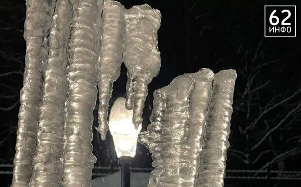 Смерть грядет сверху: в Рязани с крыш сходят глыбы льда и лавины снега