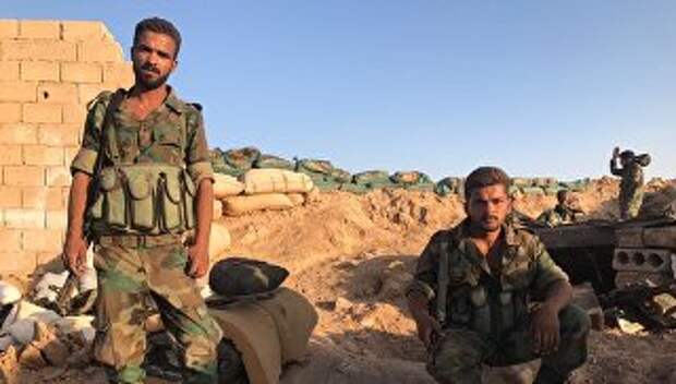 Бойцы сирийской армии на позициях в районе Дейр-эс-Зора. 15 сенября 2017