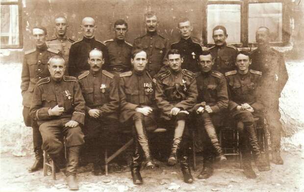 Генерал-майор В.В. Манштейн (сидит в центре) и офицеры-дроздовцы. Болгария. 1922 год.