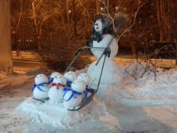 Снеговик и маленькие снеговики