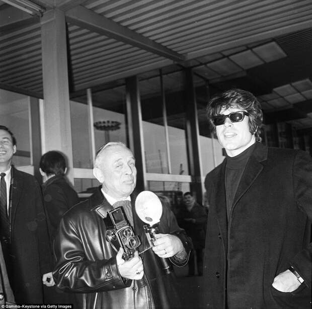 Уоррен Битти, январь 1967 г. архивные фотографии, аэропорт, аэропорты, знаменитости, известные люди, старые фото, фото знаменитостей