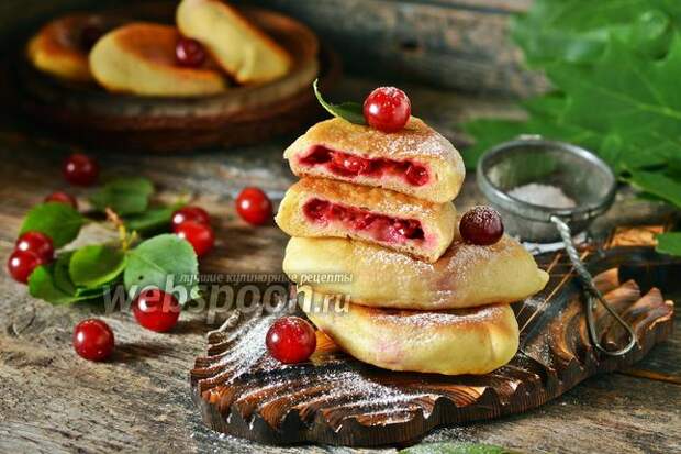 Фото Жареные пирожки с вишней