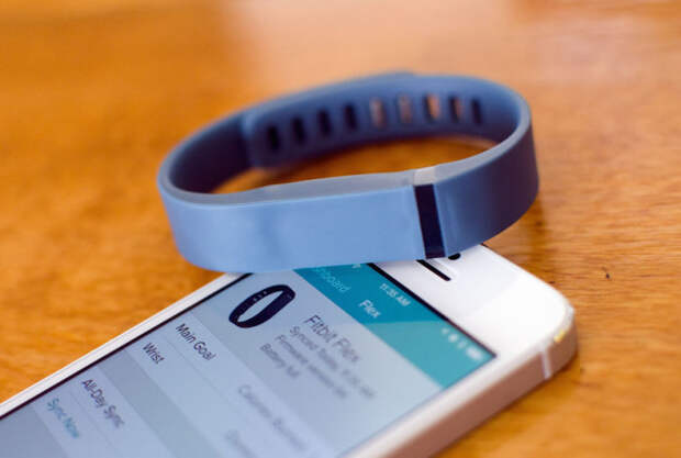 fitbit_flex_iphone_5s_hero