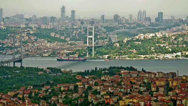 Мост через пролив Босфор, соединяющий азиатскую и европейскую части города Стамбула. Архивное фото