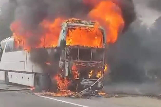На видео попал горящий в Подмосковье пассажирский автобус