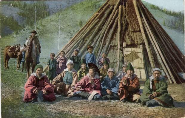 Группа алтайцев у жилища чаадыр, которое построено в долине Катуни.