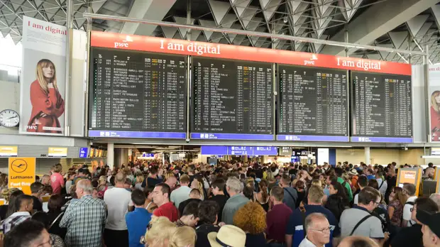 Аэропорт Франкфурта возобновил работу после отмены рейсов из-за грозы