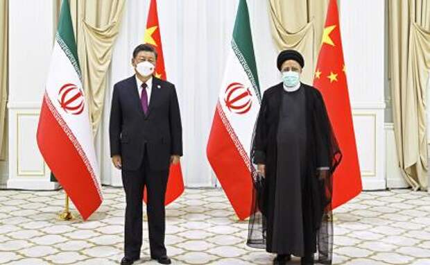 На фото слева направо: председатель КНР Си Цзиньпин и президент Ирана Ибрахим Раиси