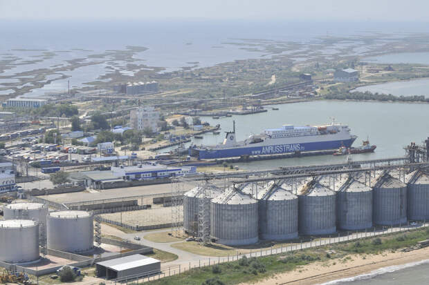 Оперштаб Кубани: в порту Темрюка из-за атаки дронов загорелись два резервуара