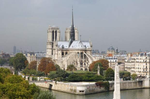 Вид на собор Парижской Богоматери с берегов Сены до пожара.
