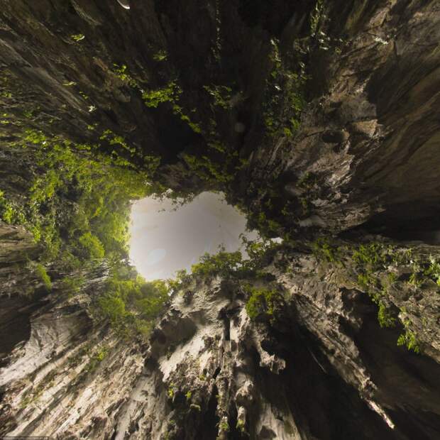 Пещеры Бату Кейвс (Batu Caves). Индонезия.